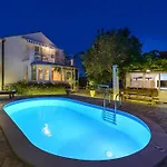 펜션 Family Four Bedroom With Pool *