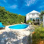 Family Four Bedroom With Pool 펜션 믈리니