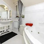 Family Four Bedroom With Pool 펜션 믈리니