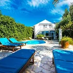 Family Four Bedroom With Pool 펜션