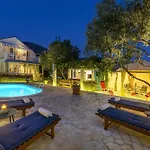 Family Four Bedroom With Pool 펜션 *