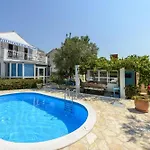 펜션 Family Four Bedroom With Pool *