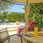 펜션 Family Four Bedroom With Pool