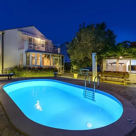Semesterbostad Family Four Bedroom With Pool *
