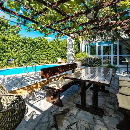 Vakantiehuis Family Four Bedroom With Pool Mlini