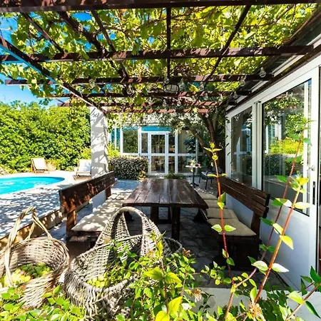 Family Four Bedroom With Pool Vakantiehuis