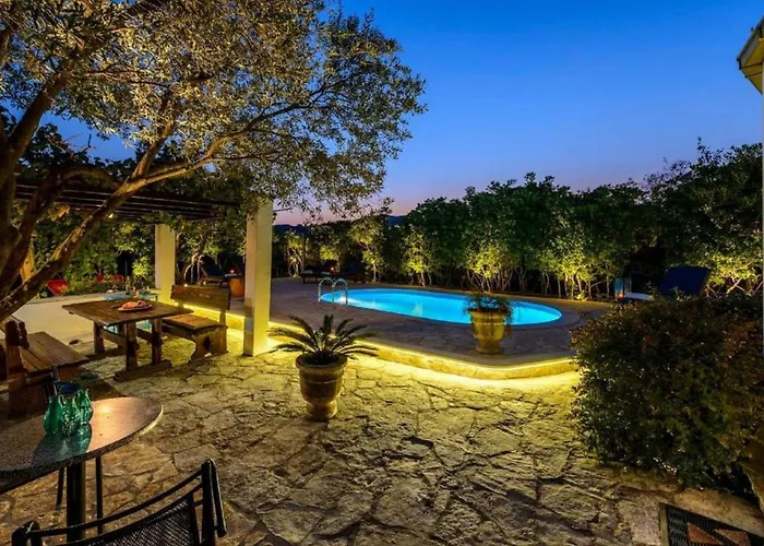 Family Four Bedroom With Pool Vakantiehuis