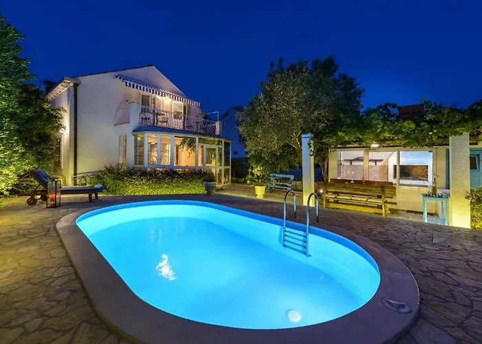 Vakantiehuis Family Four Bedroom With Pool *
