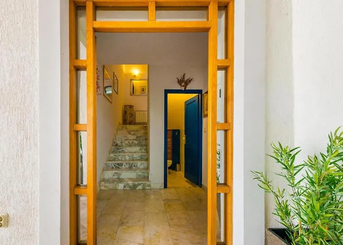 Vakantiehuis Family Four Bedroom With Pool
