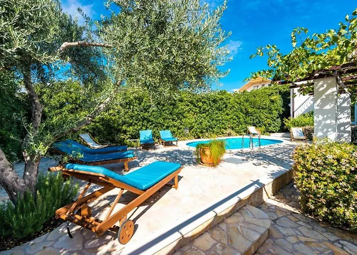 Vakantiehuis Family Four Bedroom With Pool *