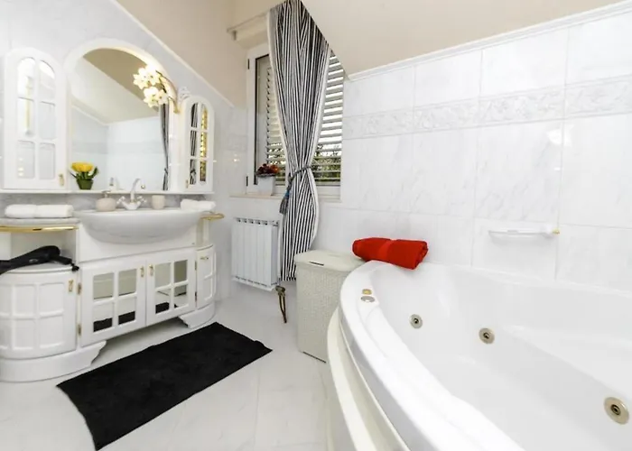 Family Four Bedroom With Pool Vakantiehuis Mlini