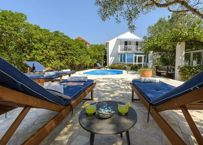 Vakantiehuis Family Four Bedroom With Pool