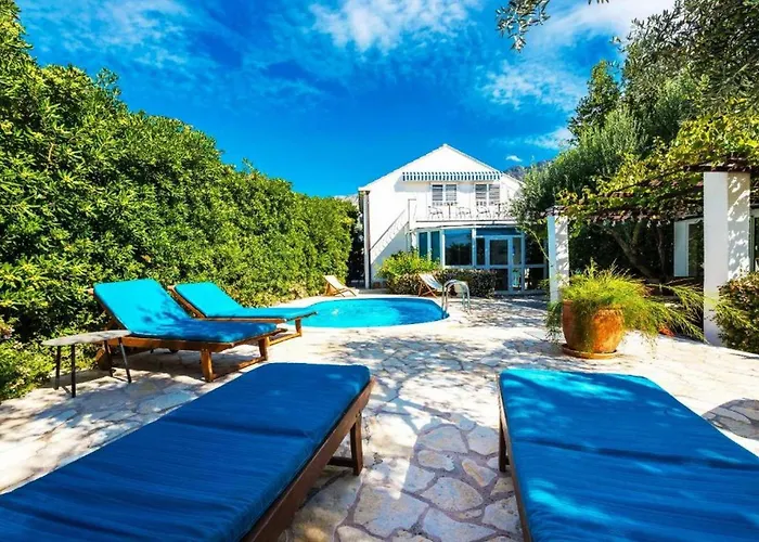 Family Four Bedroom With Pool Vakantiehuis