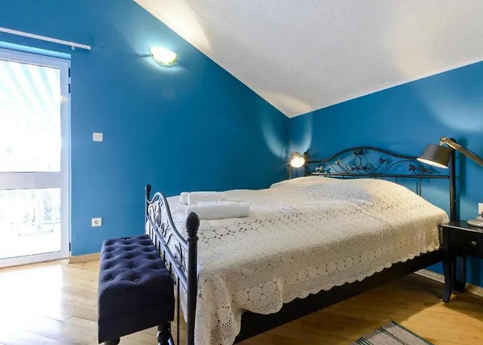 Vakantiehuis Family Four Bedroom With Pool *