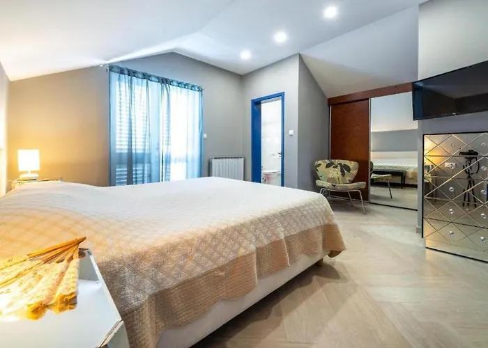 Vakantiehuis Family Four Bedroom With Pool