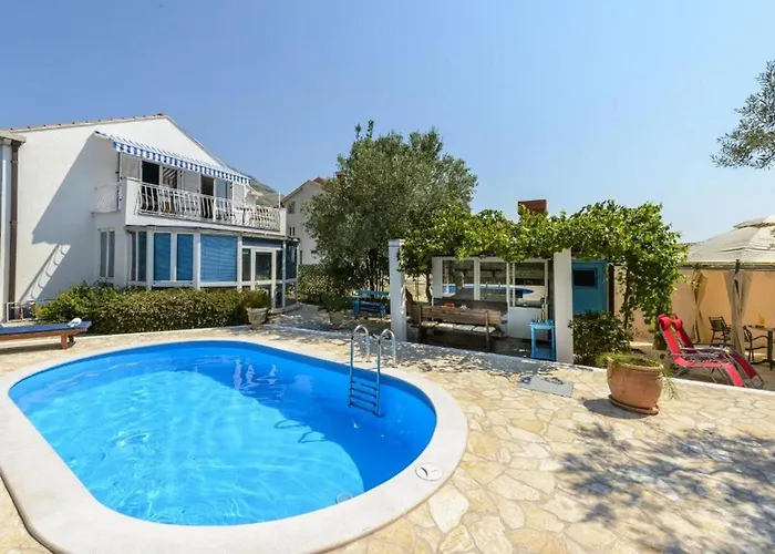 Vakantiehuis Family Four Bedroom With Pool *