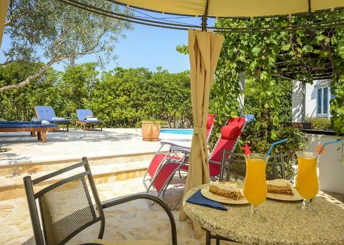 Vakantiehuis Family Four Bedroom With Pool