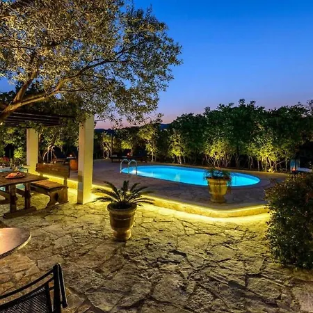 Family Four Bedroom With Pool Hébergement de vacances