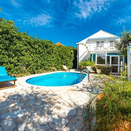 Family Four Bedroom With Pool Hébergement de vacances Mlini