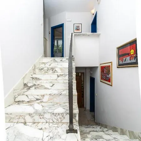 Family Four Bedroom With Pool Hébergement de vacances *