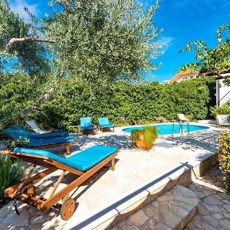 Hébergement de vacances Family Four Bedroom With Pool *