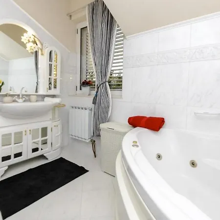 Family Four Bedroom With Pool Vikendica Mlini