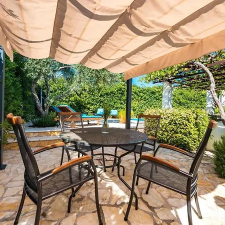 Family Four Bedroom With Pool *