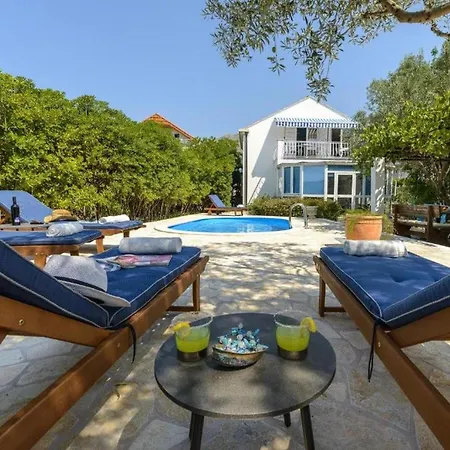 Hébergement de vacances Family Four Bedroom With Pool