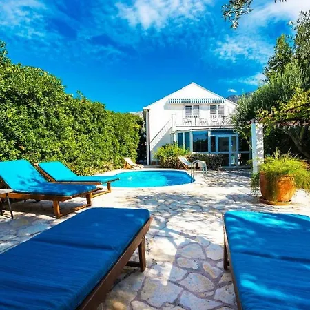 Family Four Bedroom With Pool Hébergement de vacances