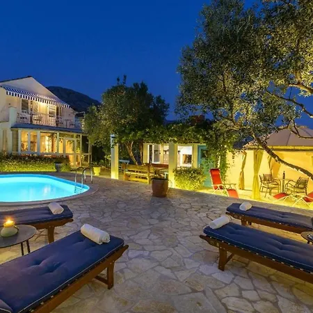 Family Four Bedroom With Pool Hébergement de vacances *