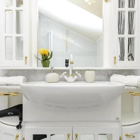 Family Four Bedroom With Pool Hébergement de vacances Mlini