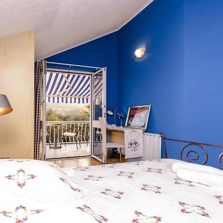 Family Four Bedroom With Pool Hébergement de vacances