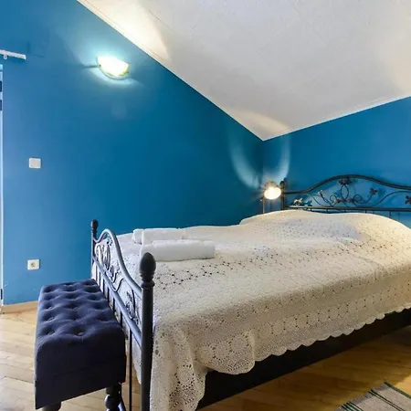 Hébergement de vacances Family Four Bedroom With Pool *