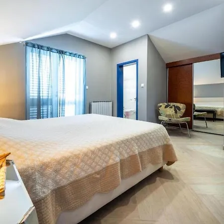 Hébergement de vacances Family Four Bedroom With Pool