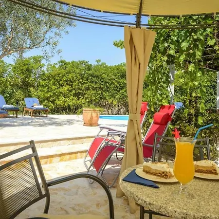 Hébergement de vacances Family Four Bedroom With Pool